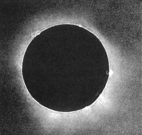 Первая фотография полного солнечного затмения